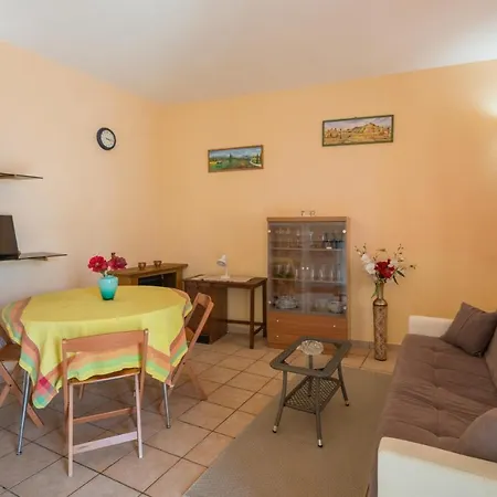 2 Bedrooms With Furnished Terrace And Wifi At Appartement